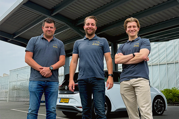 Zonnepanelen carport ValkTop adviseurs staand voor de carport
