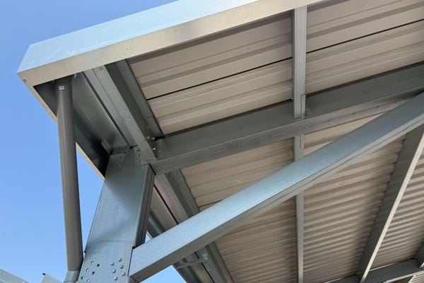 Zonnepanelen carport constructie ValkTop met afwatering, regenpijp