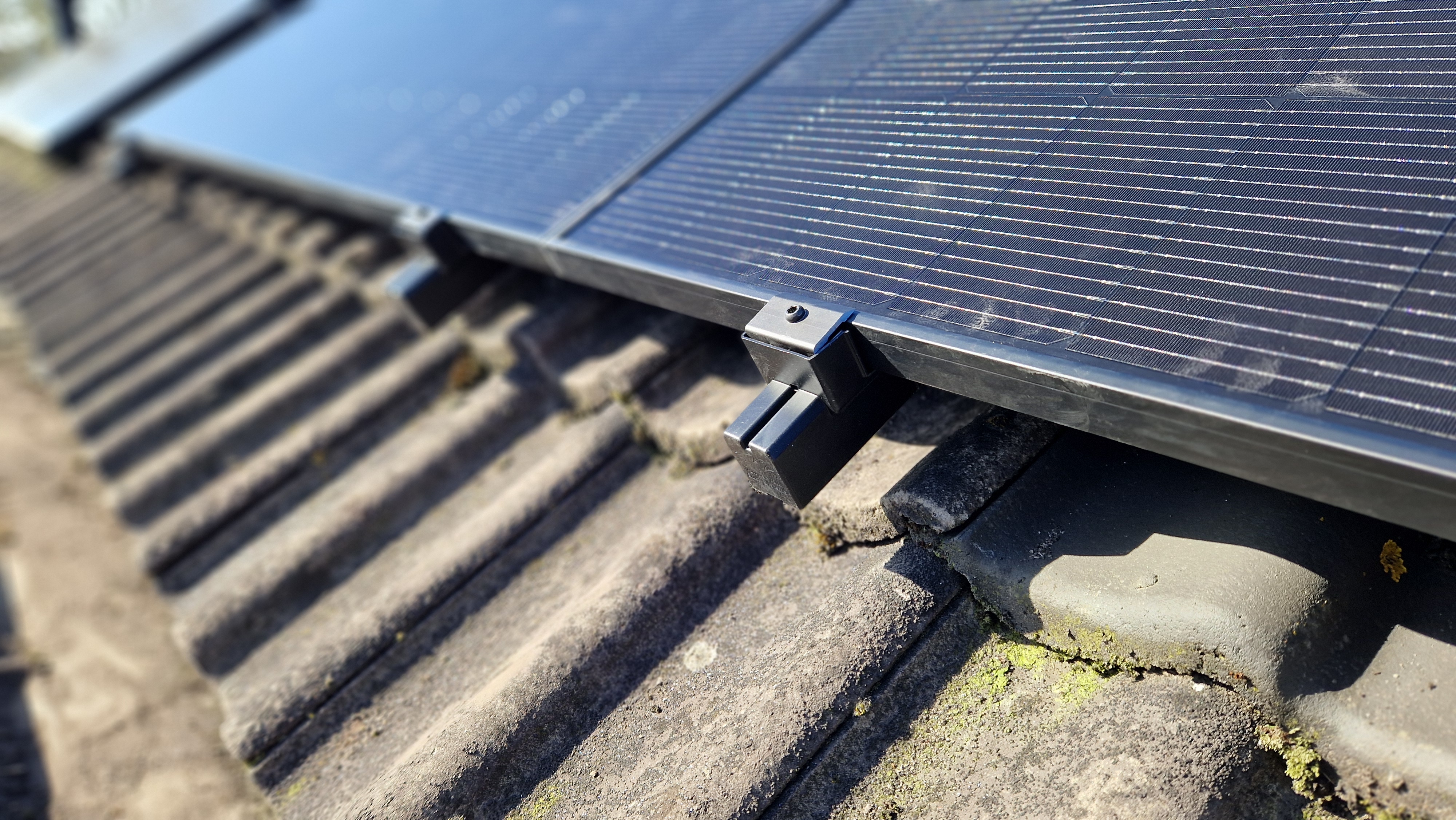 Zonnepaneel montagesysteem voor dakpannen