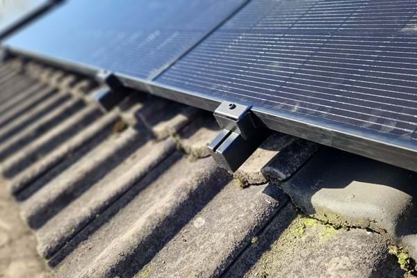 Zonnepaneel montagesysteem voor dakpannen