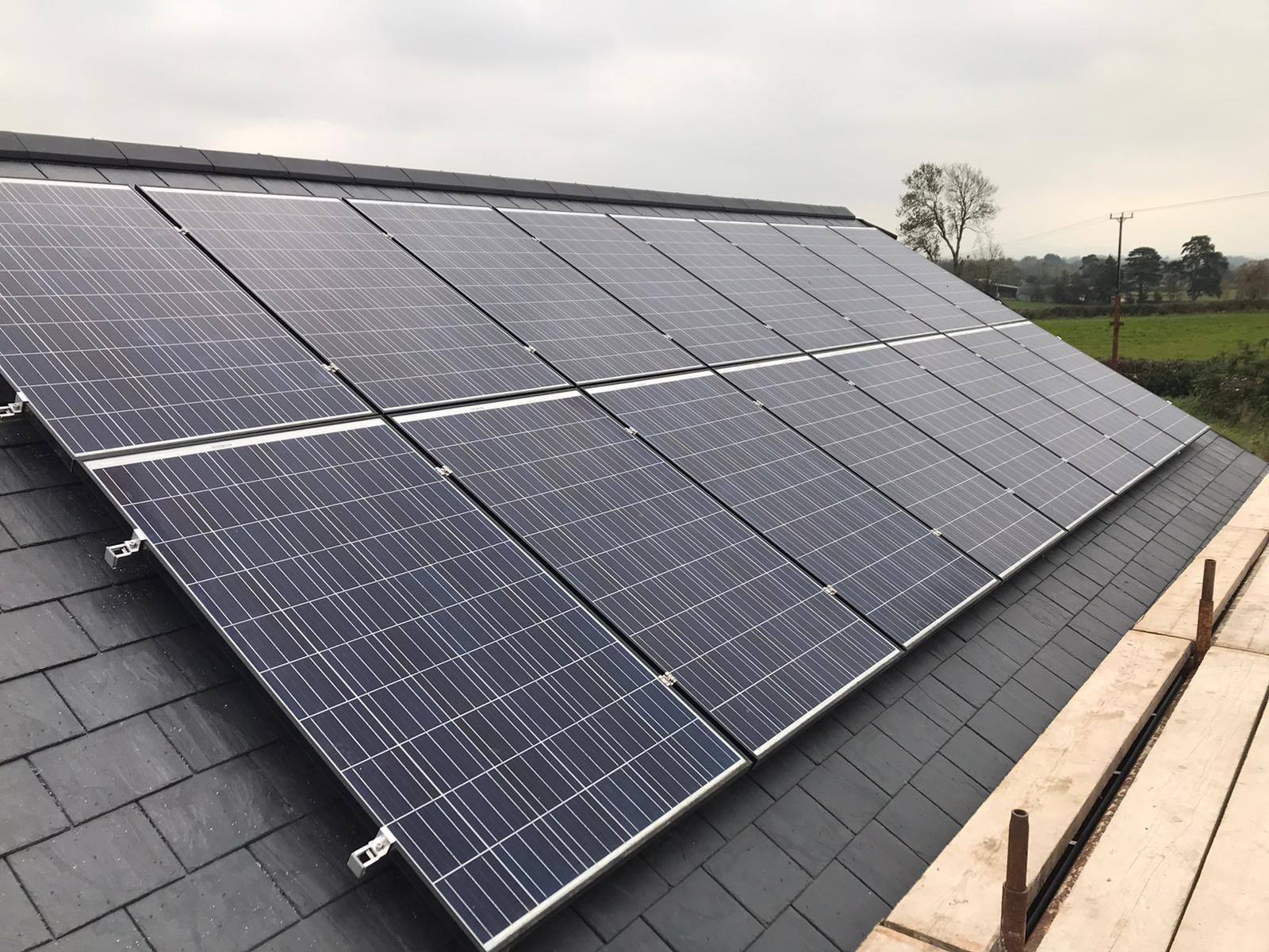 Project met het ValkPitched montagesysteem voor zonnepanelen op een leien dak