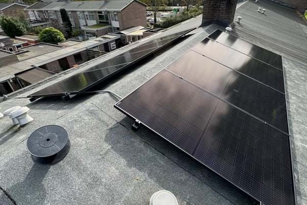 Montagesysteem voor zonnepanelen op een schuin bitumen dak - ValkPitched