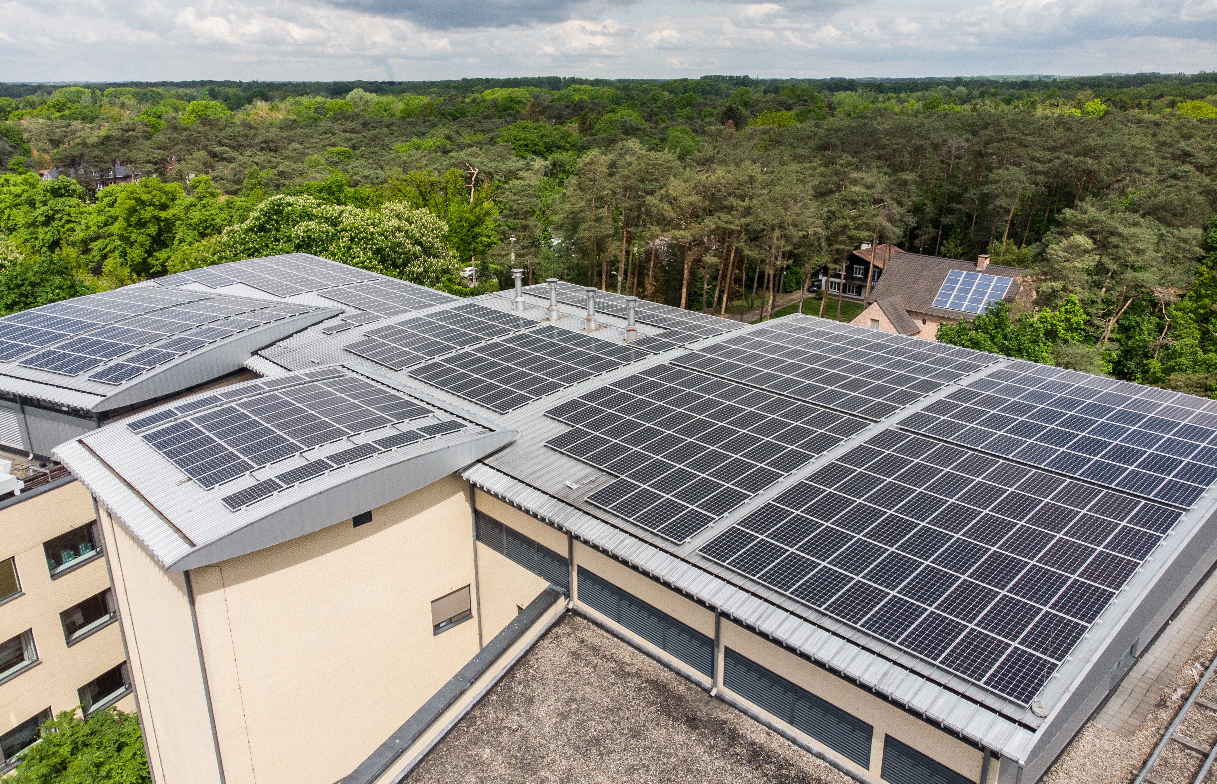 Project met het ValkPitched montagesysteem voor zonnepanelen op een felsnaaddak