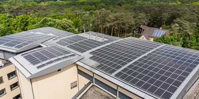 Projet avec le système de montage ValkPitched pour panneaux solaires sur une toiture à joint debout