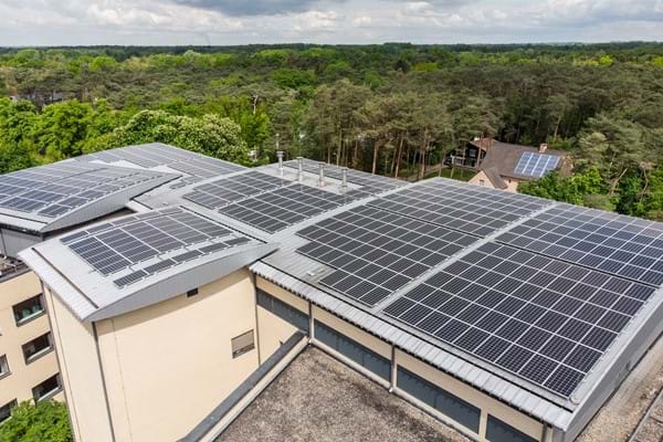 Project met het ValkPitched montagesysteem voor zonnepanelen op een felsnaaddak