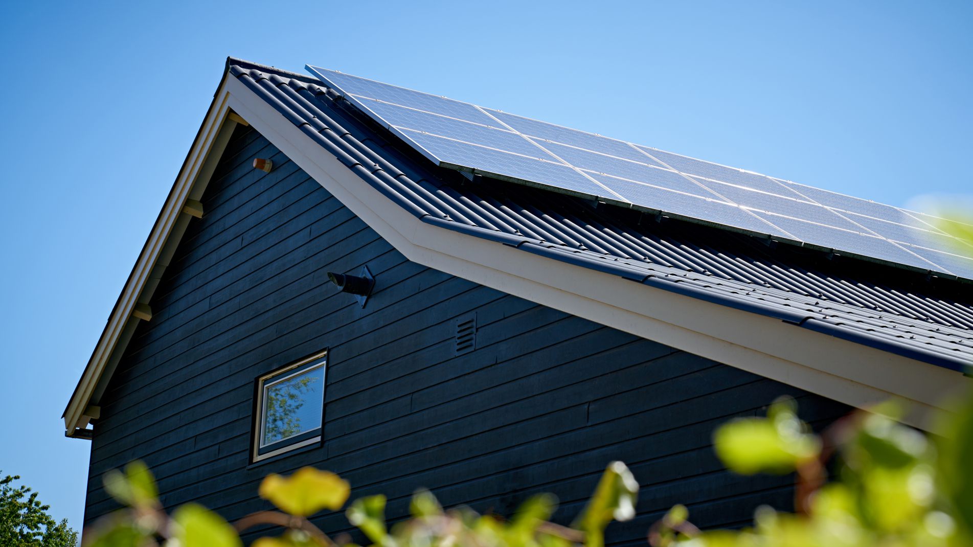 Project met het ValkPitched montagesysteem voor zonnepanelen op een golfplaten dak