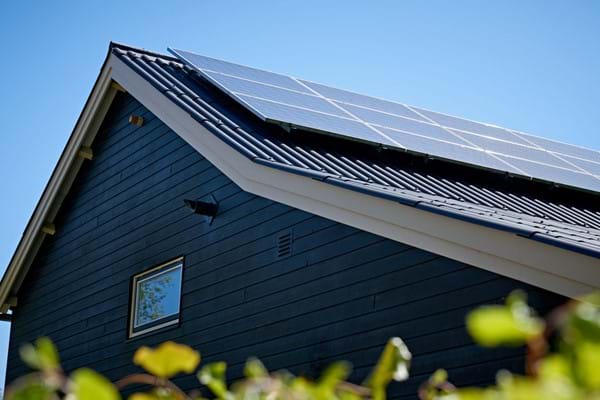 Project met het ValkPitched montagesysteem voor zonnepanelen op een golfplaten dak