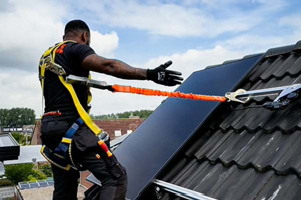 Installateur met ValkAce+ na gebruik ValkGrip